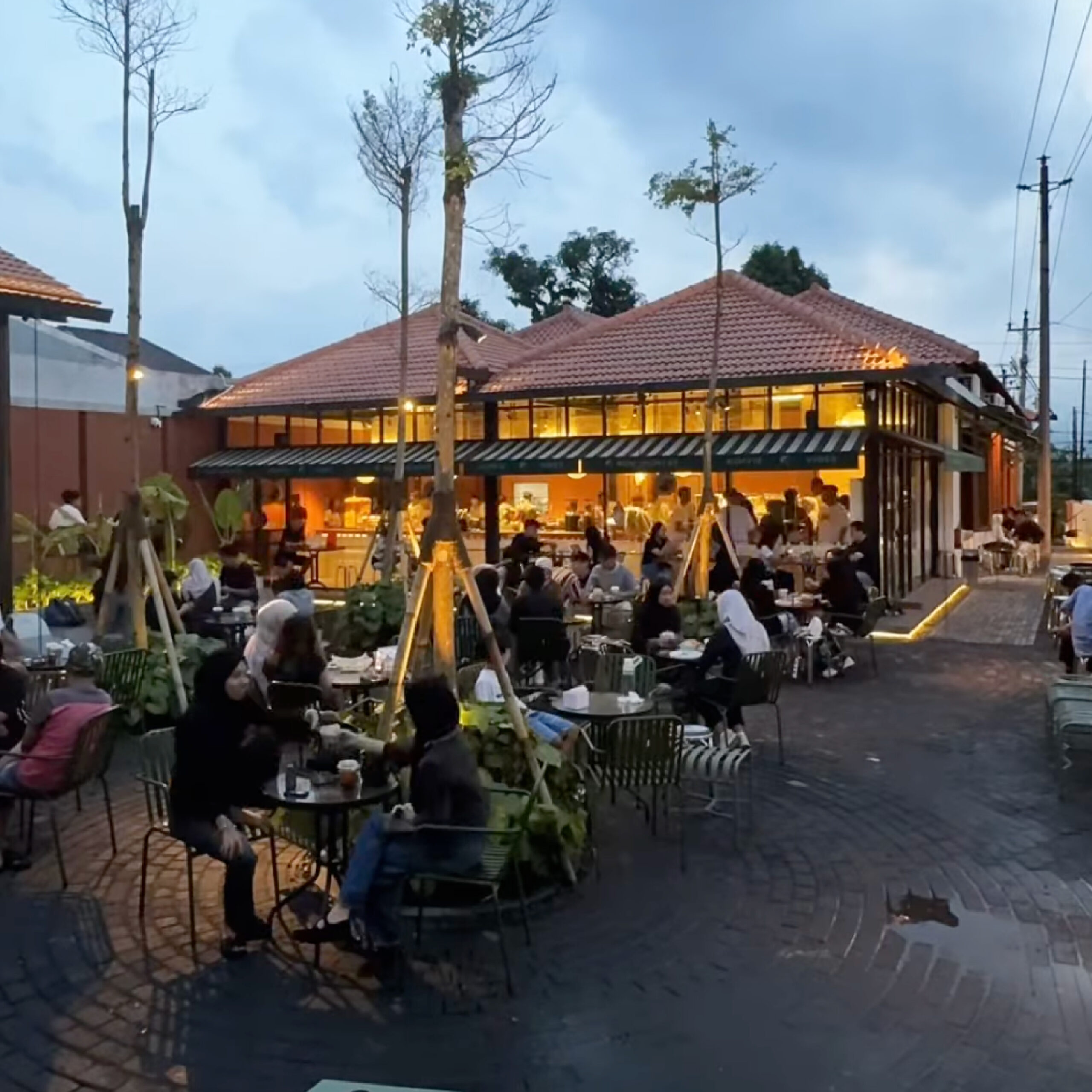 Area duduk dan interior KOV Koffie