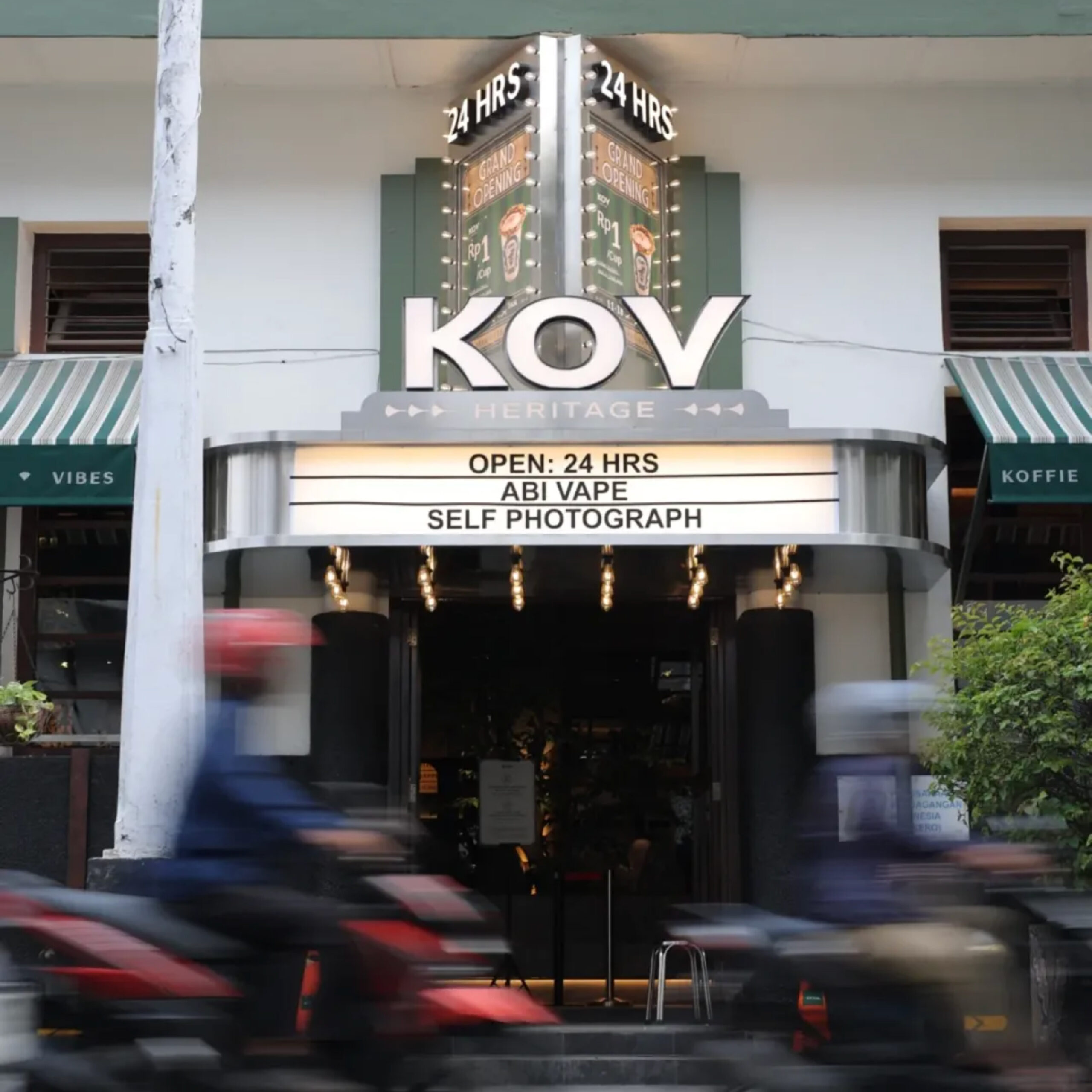 Pengunjung menikmati suasana KOV Koffie